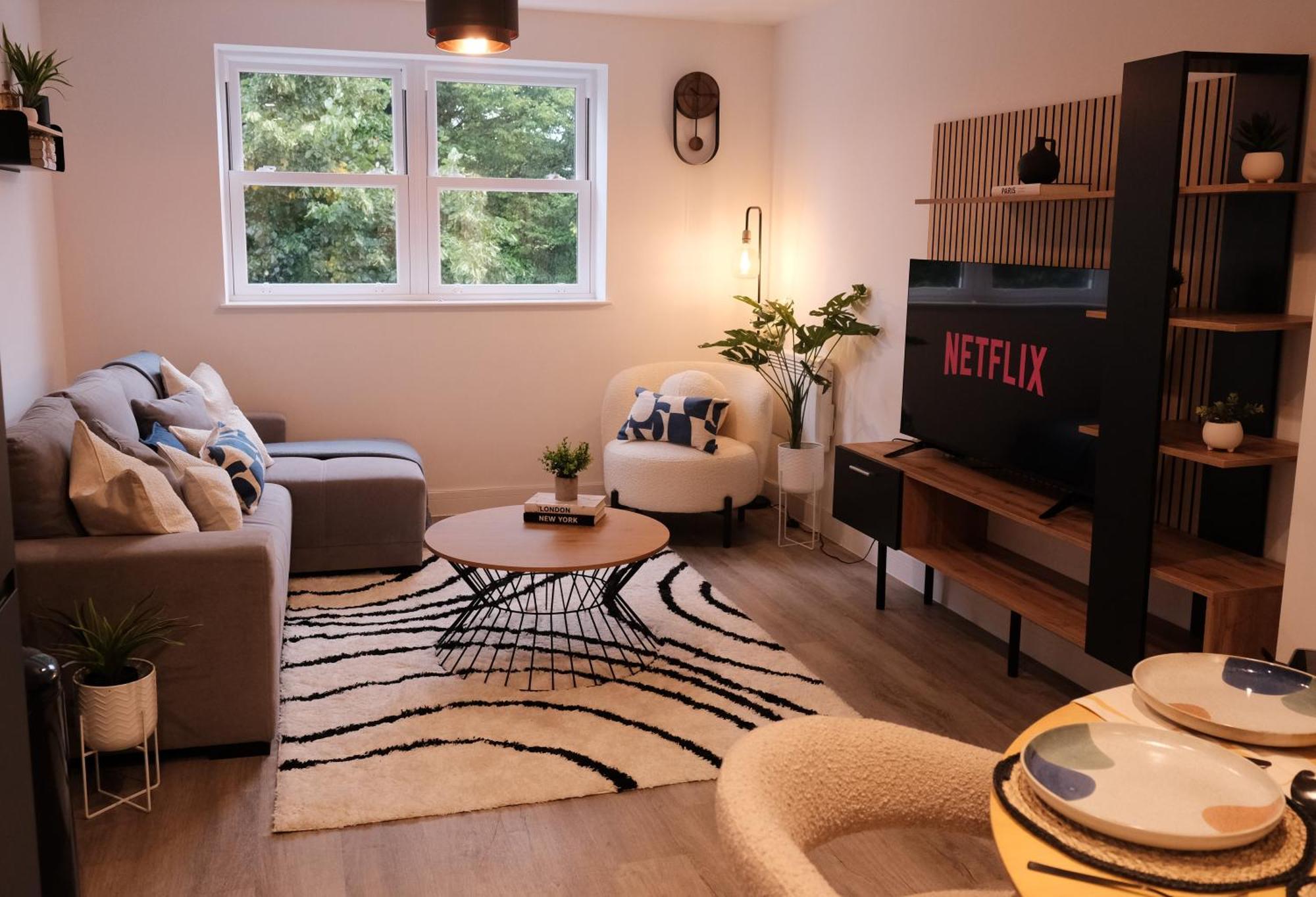 Stylish Luxury Sleeps 4 - *