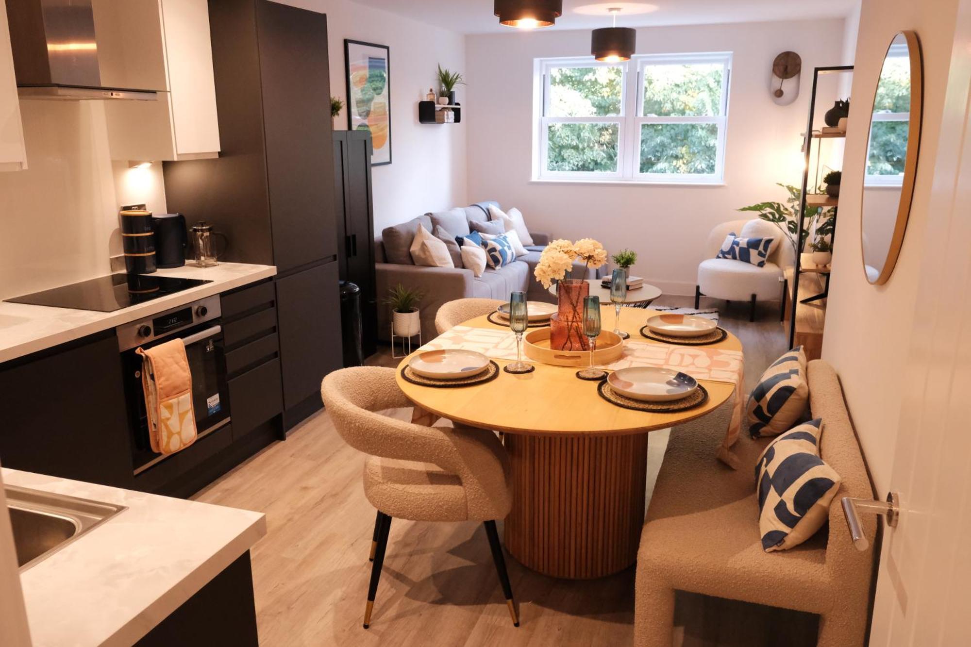 Stylish Luxury Sleeps 4 - *