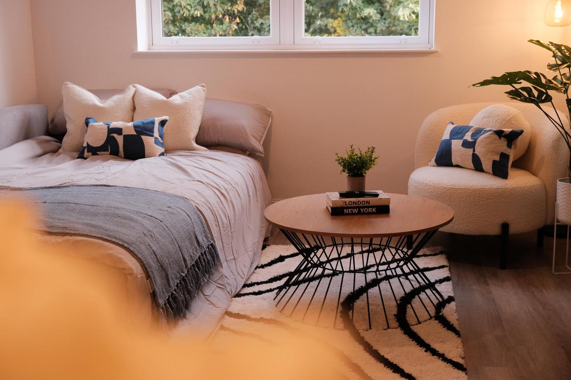 Stylish Luxury Sleeps 4 - *