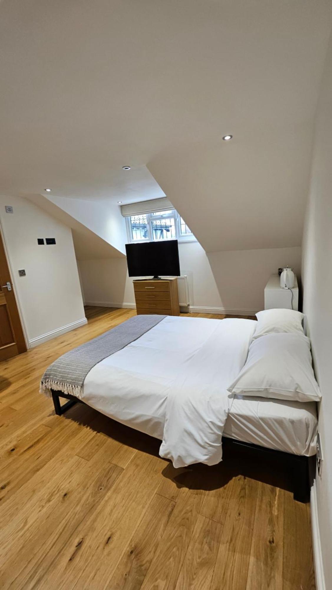 Quiet Getaway With Driveway Free Parking 10 Minutes Drive From Cruise Terminal Guest house *