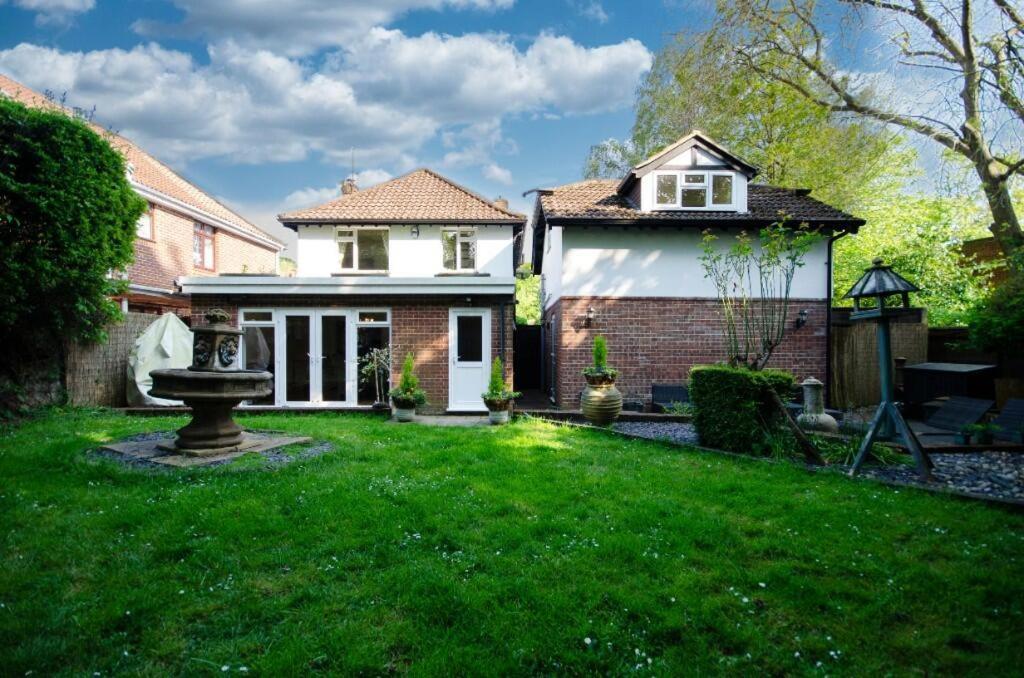 Guest house Quiet Getaway With Driveway Free Parking 10 Minutes Drive From Cruise Terminal Southampton