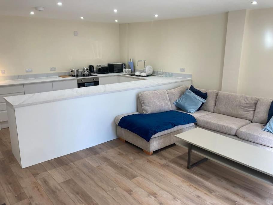 Newly Refurbished House - Centre With Parking