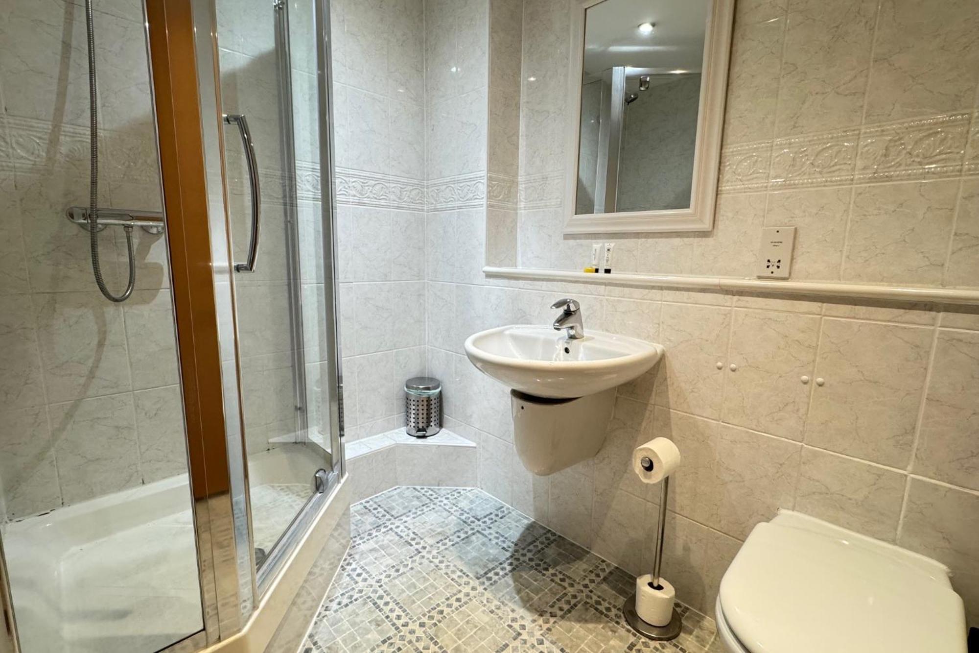 The Greenwich - Two Bedroom With Parking, Close To Ferry Terminals Apartment