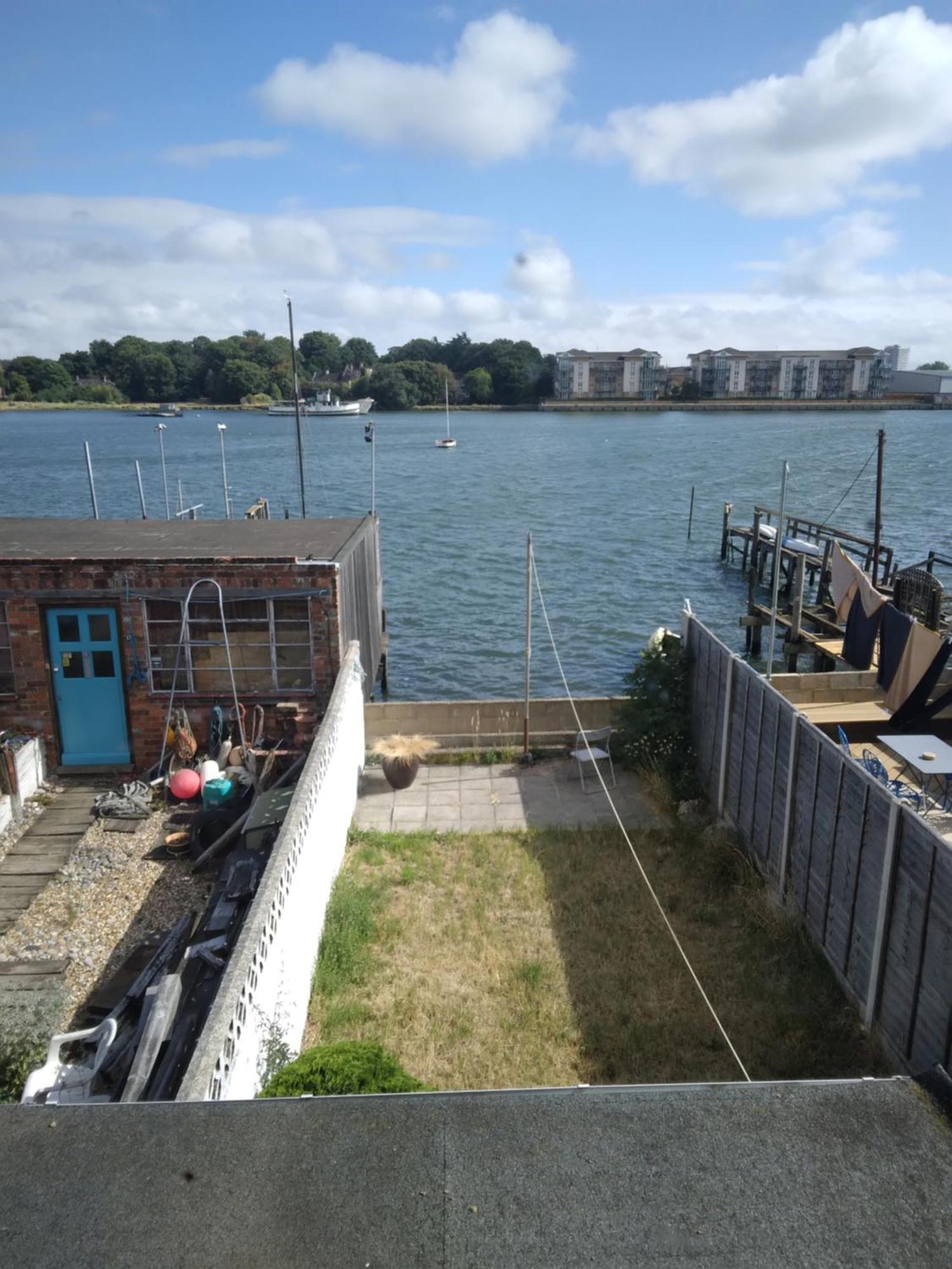 Stylish 2 Bed Riverside House, 2 Kingsize Beds, Free Parking * Southampton