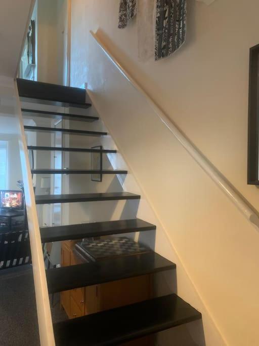 Stylish 2 Bed Riverside House, 2 Kingsize Beds, Free Parking Southampton