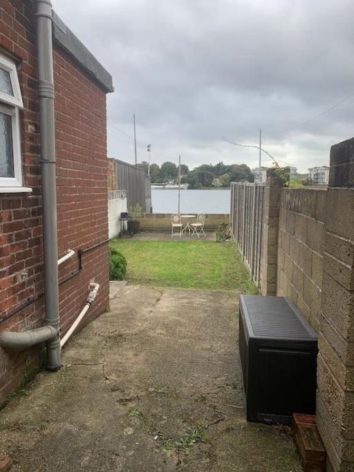 Stylish 2 Bed Riverside House, 2 Kingsize Beds, Free Parking Holiday home
