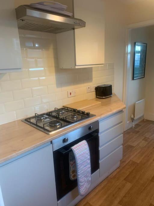 Holiday home Stylish 2 Bed Riverside House, 2 Kingsize Beds, Free Parking *