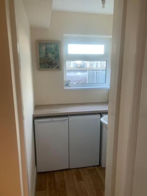 Stylish 2 Bed Riverside House, 2 Kingsize Beds, Free Parking Holiday home *