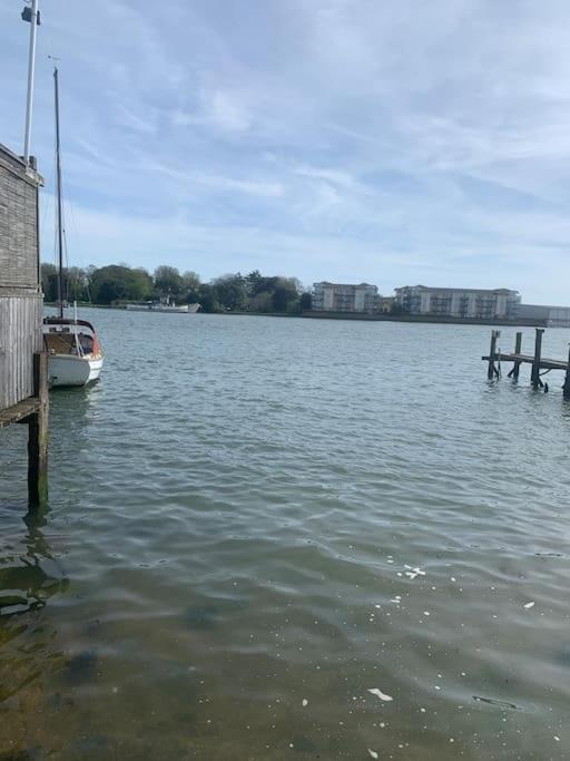 Stylish 2 Bed Riverside House, 2 Kingsize Beds, Free Parking Holiday home Southampton