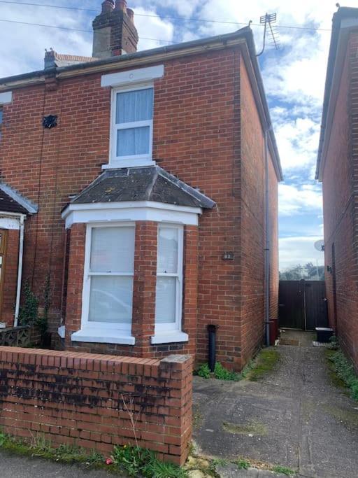 Stylish 2 Bed Riverside House, 2 Kingsize Beds, Free Parking *