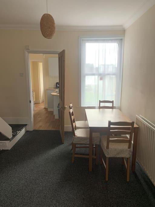Stylish 2 Bed Riverside House, 2 Kingsize Beds, Free Parking