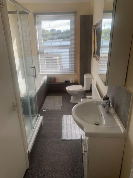 Stylish 2 Bed Riverside House, 2 Kingsize Beds, Free Parking Holiday home *