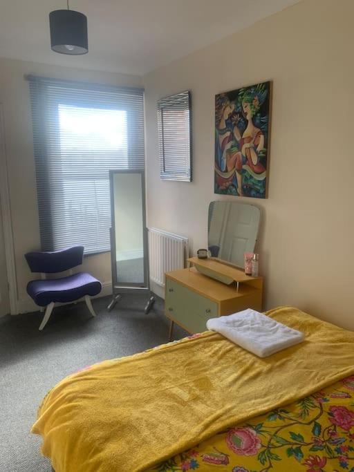 Stylish 2 Bed Riverside House, 2 Kingsize Beds, Free Parking Southampton