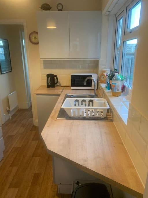 Stylish 2 Bed Riverside House, 2 Kingsize Beds, Free Parking Holiday home *