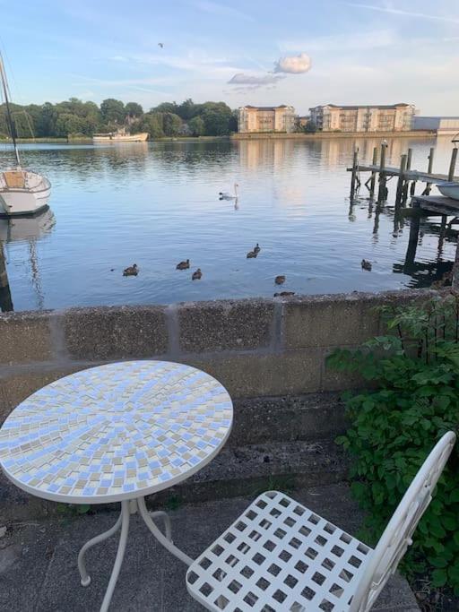 Stylish 2 Bed Riverside House, 2 Kingsize Beds, Free Parking Holiday home *