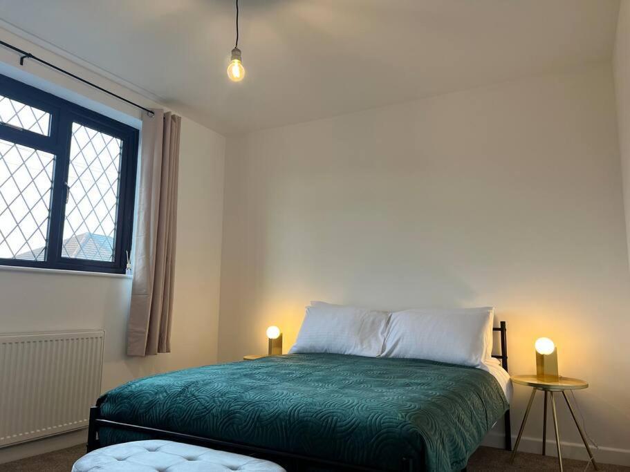 Entire Newly Renovated House -Southampton City - Private Driveway Parking - 4 Bedrooms 5 Beds Sleeps 7 - Great For Friends, Families & Contractors Holiday home
