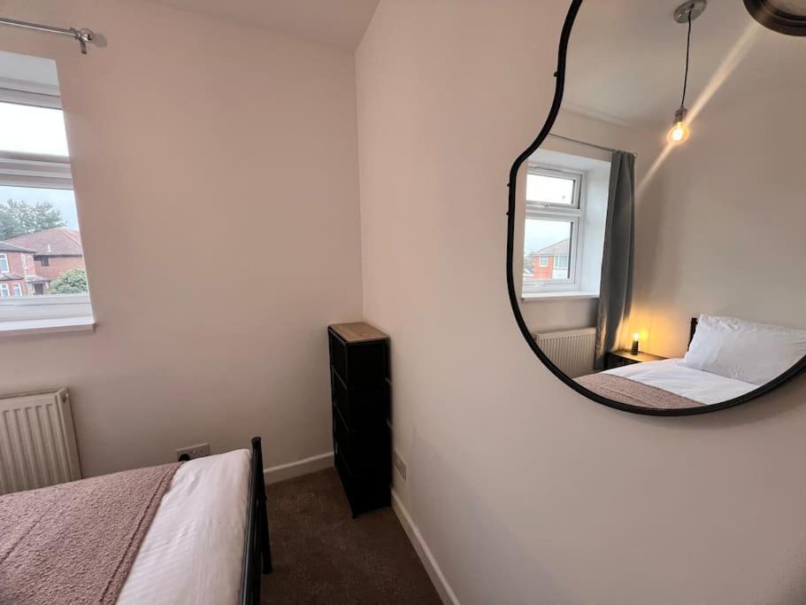 Entire Newly Renovated House -Southampton City - Private Driveway Parking - 4 Bedrooms 5 Beds Sleeps 7 - Great For Friends, Families & Contractors *