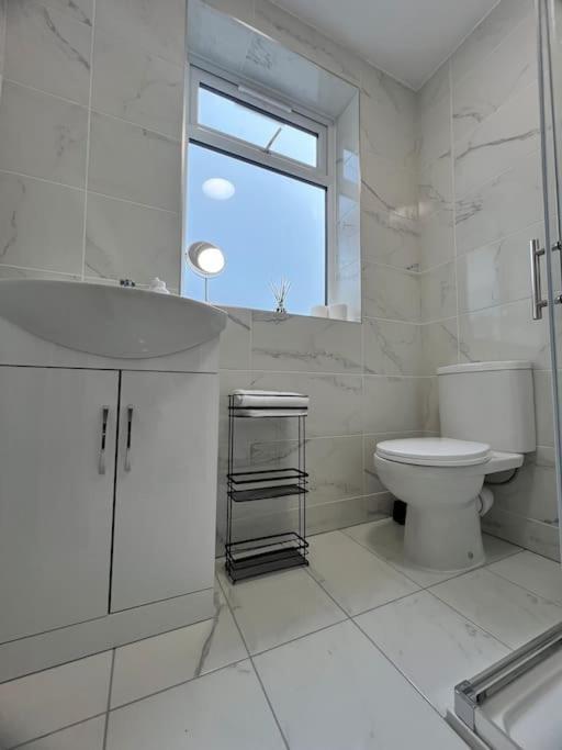 Entire Newly Renovated House -Southampton City - Private Driveway Parking - 4 Bedrooms 5 Beds Sleeps 7 - Great For Friends, Families & Contractors Holiday home *