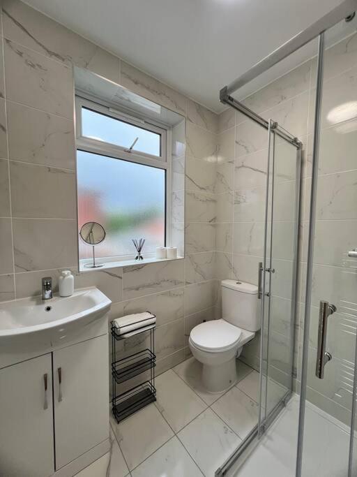 Entire Newly Renovated House -Southampton City - Private Driveway Parking - 4 Bedrooms 5 Beds Sleeps 7 - Great For Friends, Families & Contractors Holiday home