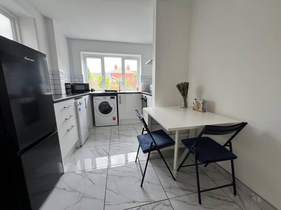 Entire Newly Renovated House -Southampton City - Private Driveway Parking - 4 Bedrooms 5 Beds Sleeps 7 - Great For Friends, Families & Contractors Holiday home *