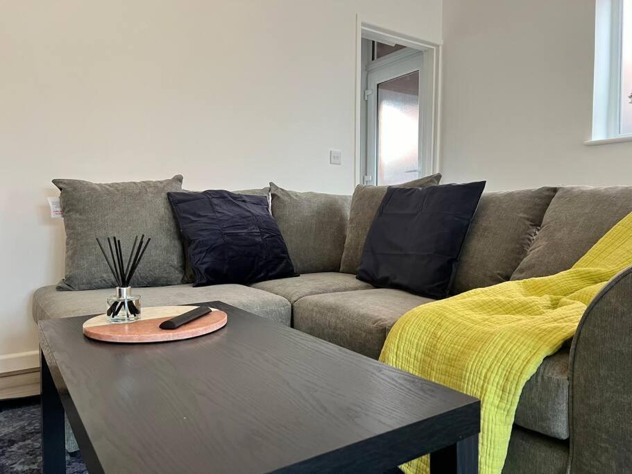 Entire Newly Renovated House -Southampton City - Private Driveway Parking - 4 Bedrooms 5 Beds Sleeps 7 - Great For Friends, Families & Contractors Holiday home Southampton
