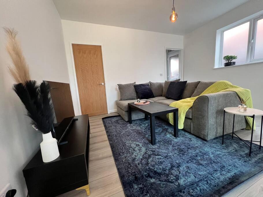 Entire Newly Renovated House -Southampton City - Private Driveway Parking - 4 Bedrooms 5 Beds Sleeps 7 - Great For Friends, Families & Contractors Southampton