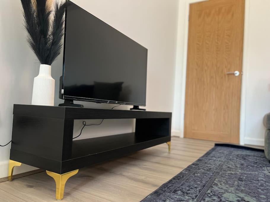 Entire Newly Renovated House -Southampton City - Private Driveway Parking - 4 Bedrooms 5 Beds Sleeps 7 - Great For Friends, Families & Contractors * Southampton