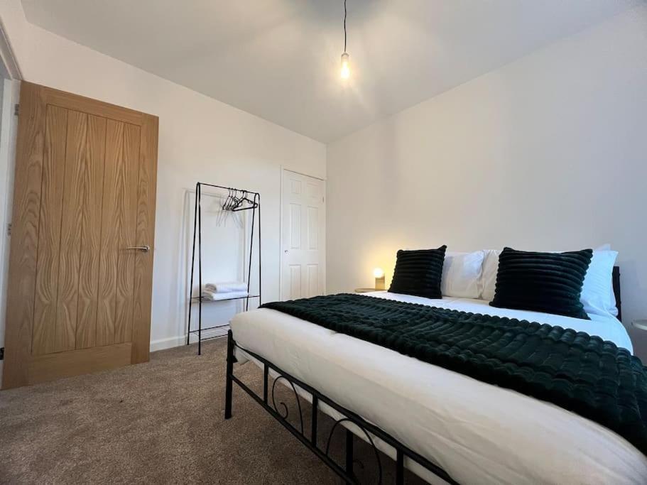 Entire Newly Renovated House -Southampton City - Private Driveway Parking - 4 Bedrooms 5 Beds Sleeps 7 - Great For Friends, Families & Contractors *