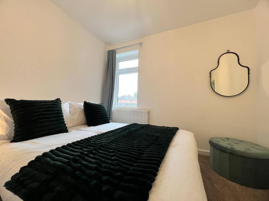 Holiday home Entire Newly Renovated House -Southampton City - Private Driveway Parking - 4 Bedrooms 5 Beds Sleeps 7 - Great For Friends, Families & Contractors