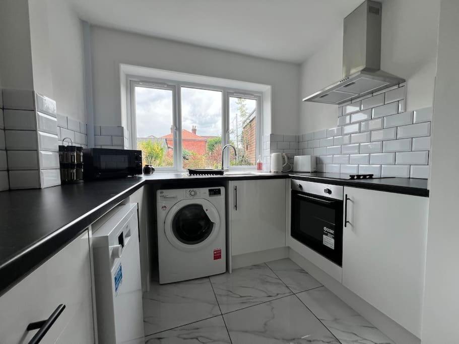 Holiday home Entire Newly Renovated House -Southampton City - Private Driveway Parking - 4 Bedrooms 5 Beds Sleeps 7 - Great For Friends, Families & Contractors Southampton