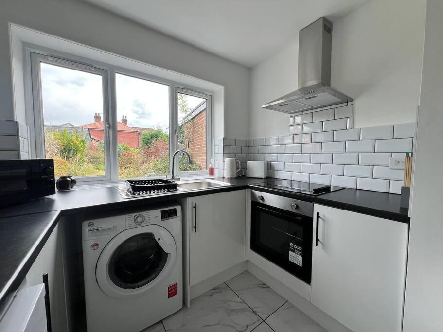 Entire Newly Renovated House -Southampton City - Private Driveway Parking - 4 Bedrooms 5 Beds Sleeps 7 - Great For Friends, Families & Contractors Southampton