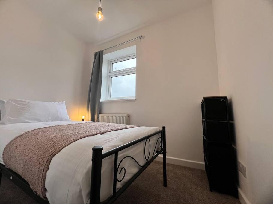 Entire Newly Renovated House -Southampton City - Private Driveway Parking - 4 Bedrooms 5 Beds Sleeps 7 - Great For Friends, Families & Contractors