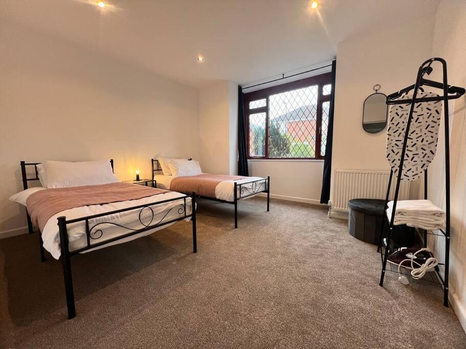 Entire Newly Renovated House -Southampton City - Private Driveway Parking - 4 Bedrooms 5 Beds Sleeps 7 - Great For Friends, Families & Contractors Holiday home