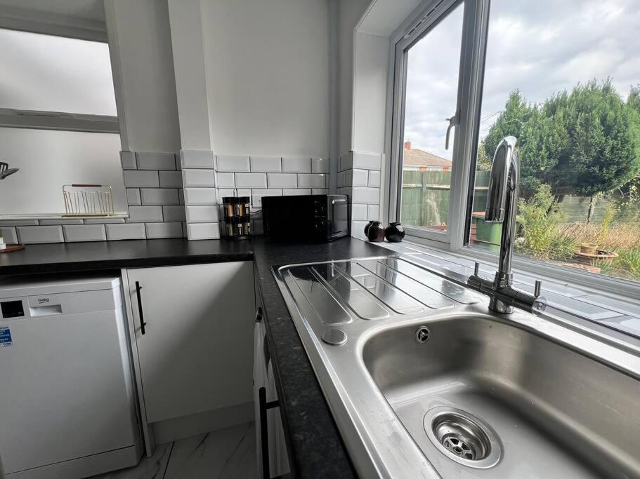 Holiday home Entire Newly Renovated House -Southampton City - Private Driveway Parking - 4 Bedrooms 5 Beds Sleeps 7 - Great For Friends, Families & Contractors