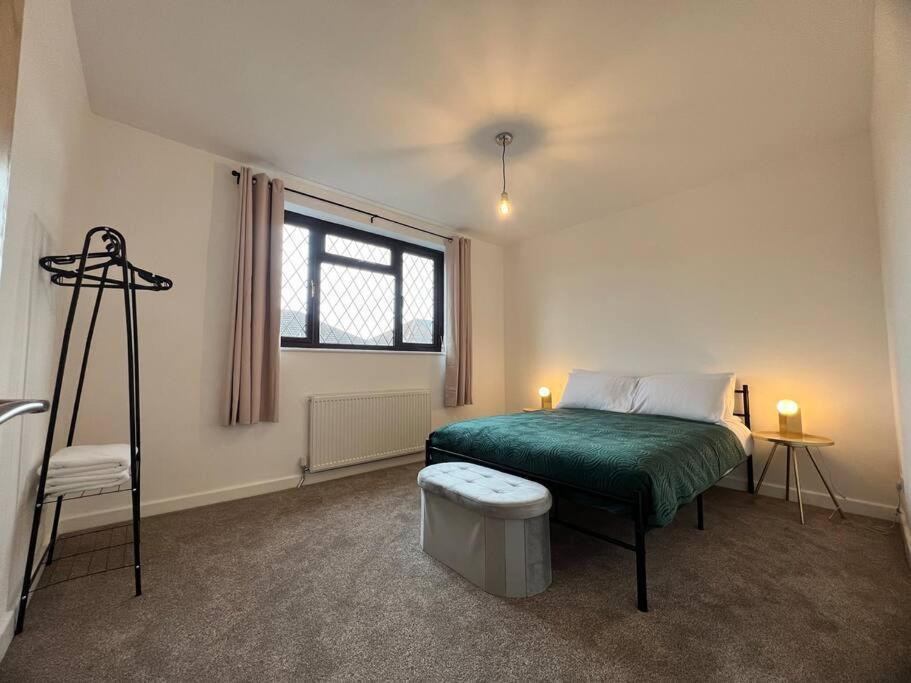 Holiday home Entire Newly Renovated House -Southampton City - Private Driveway Parking - 4 Bedrooms 5 Beds Sleeps 7 - Great For Friends, Families & Contractors *