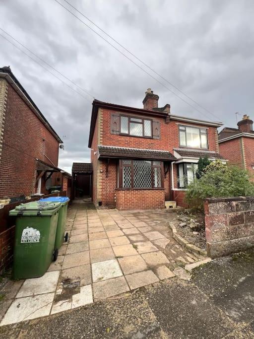 Holiday home Entire Newly Renovated House -Southampton City - Private Driveway Parking - 4 Bedrooms 5 Beds Sleeps 7 - Great For Friends, Families & Contractors