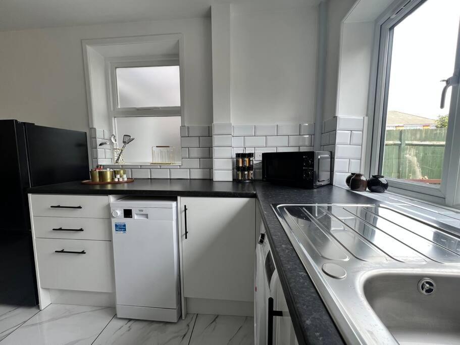 Entire Newly Renovated House -Southampton City - Private Driveway Parking - 4 Bedrooms 5 Beds Sleeps 7 - Great For Friends, Families & Contractors Holiday home *