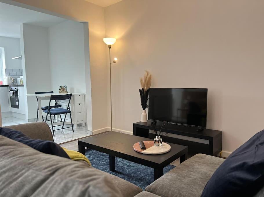 Entire Newly Renovated House -Southampton City - Private Driveway Parking - 4 Bedrooms 5 Beds Sleeps 7 - Great For Friends, Families & Contractors Holiday home Southampton
