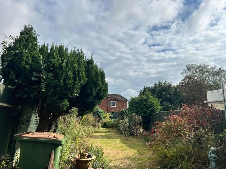 Entire Newly Renovated House -Southampton City - Private Driveway Parking - 4 Bedrooms 5 Beds Sleeps 7 - Great For Friends, Families & Contractors Southampton