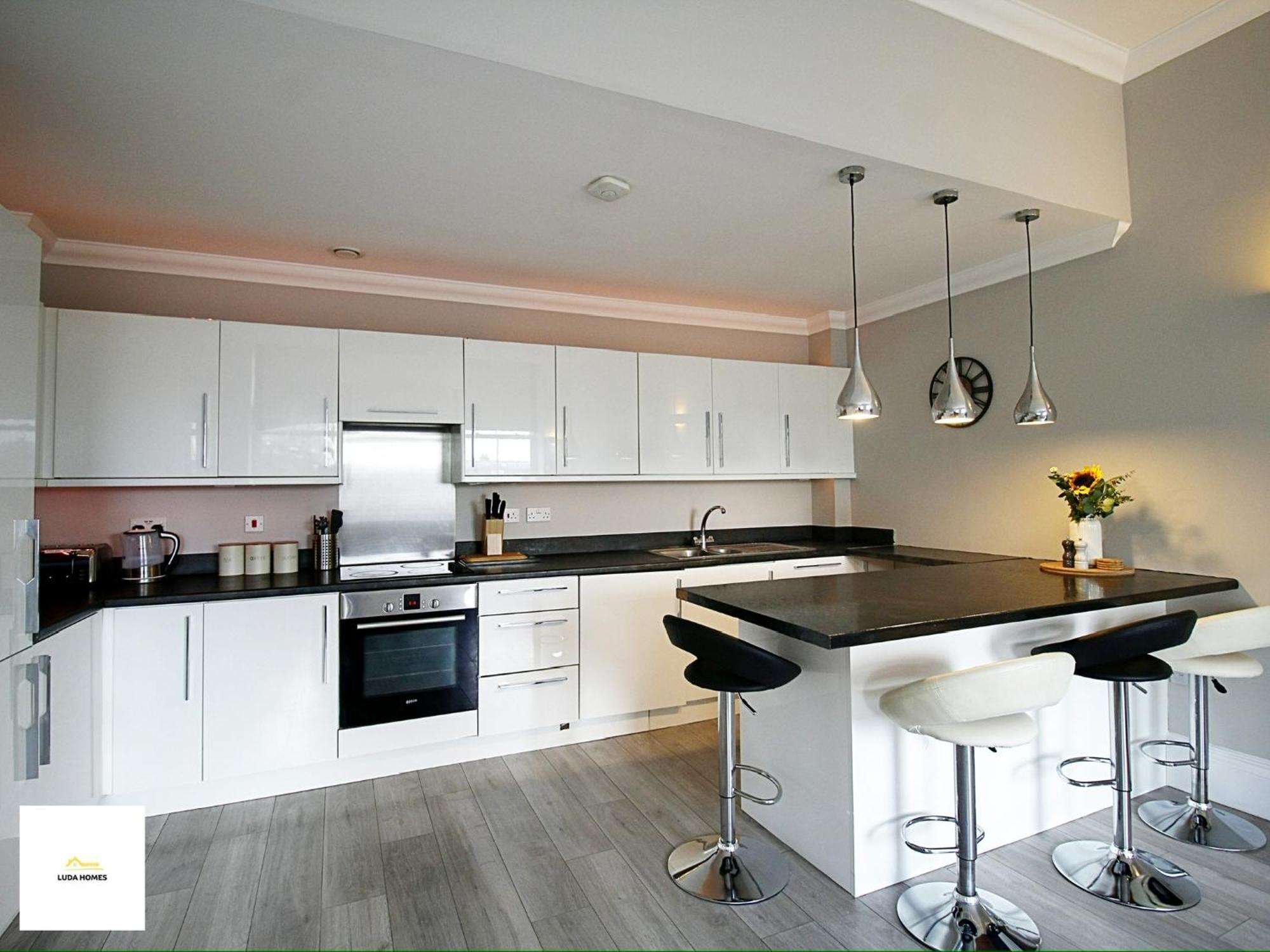 Beautiful Centre Aprt/sleeps 8/w Parking Apartment *