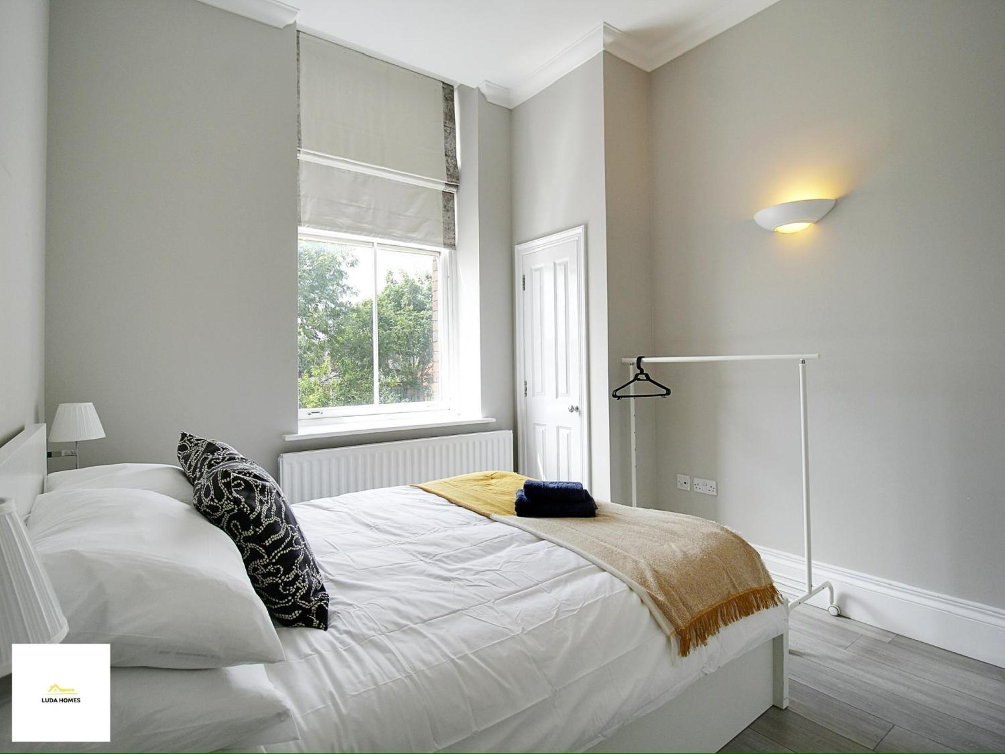 Beautiful Centre Aprt/sleeps 8/w Parking Apartment