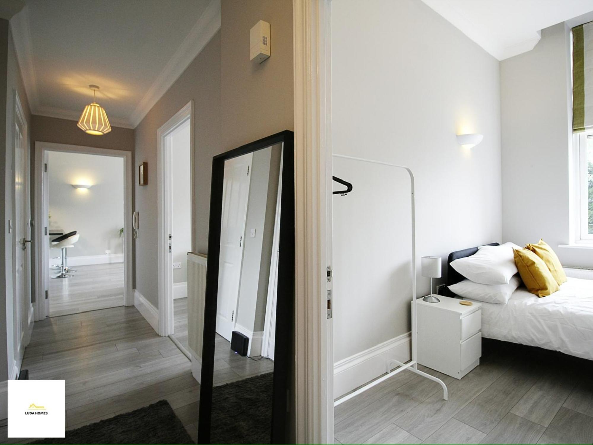 Beautiful Centre Aprt/sleeps 8/w Parking Apartment *