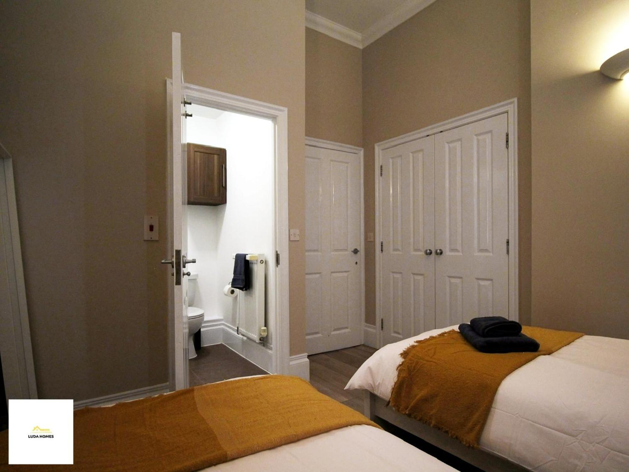 Apartment Beautiful Centre Aprt/sleeps 8/w Parking *