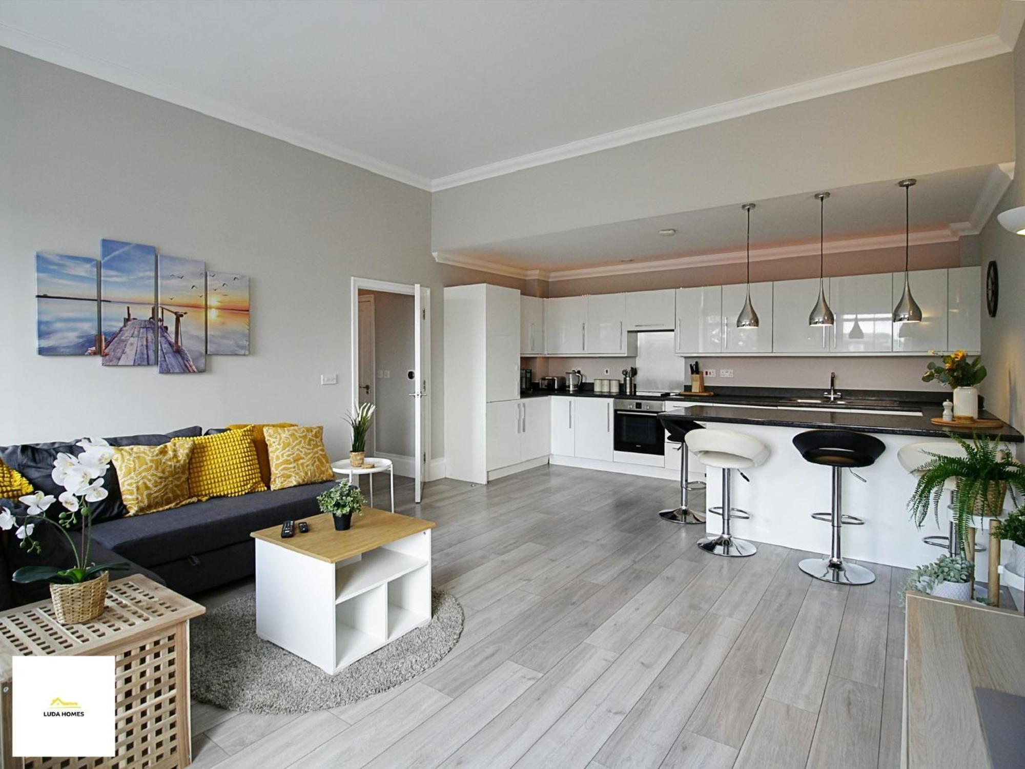 Beautiful Centre Aprt/sleeps 8/w Parking *