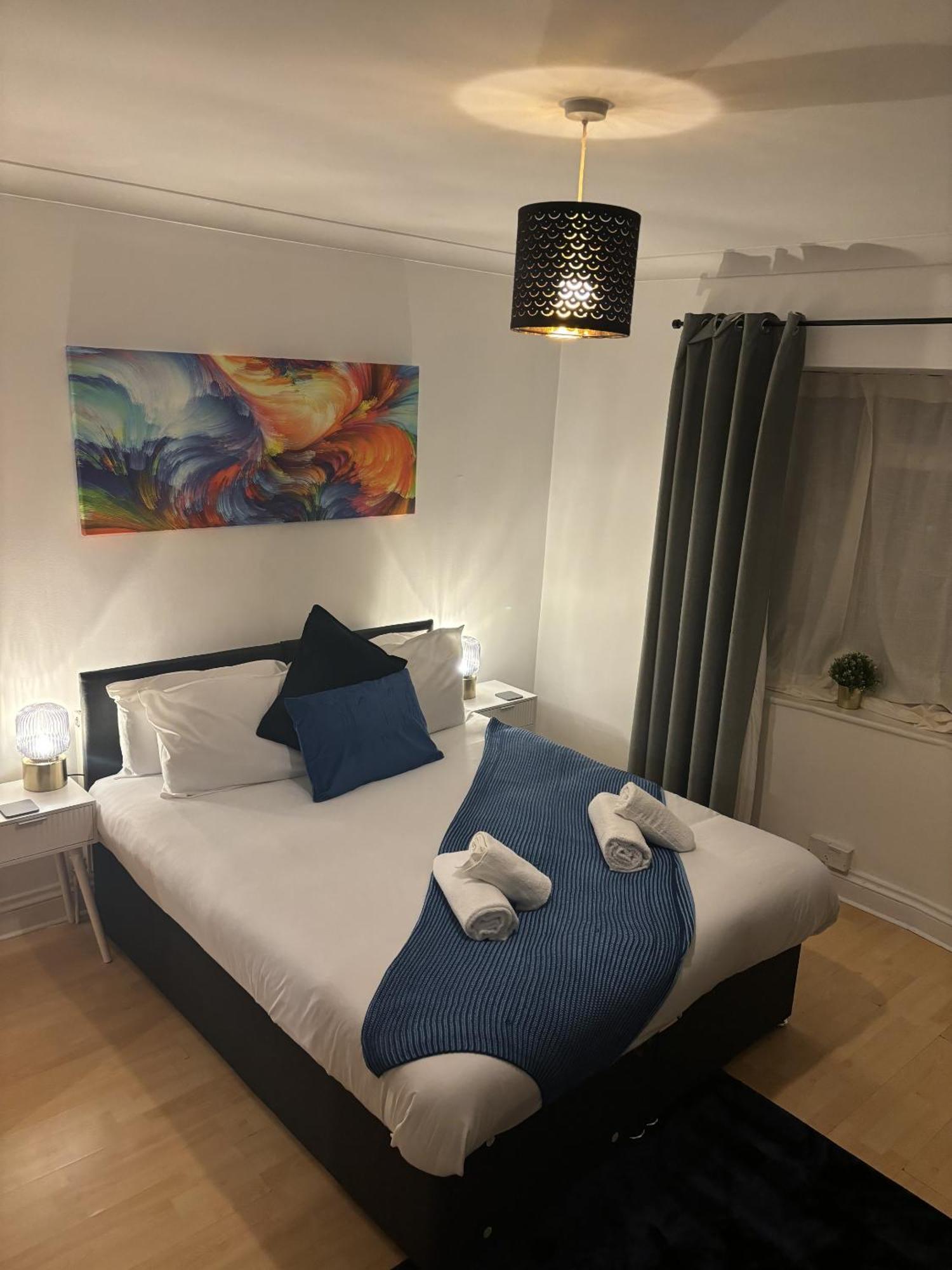 Urban Living - 2 Beds Apartment, Driveway Parking, Centrally Located!! *