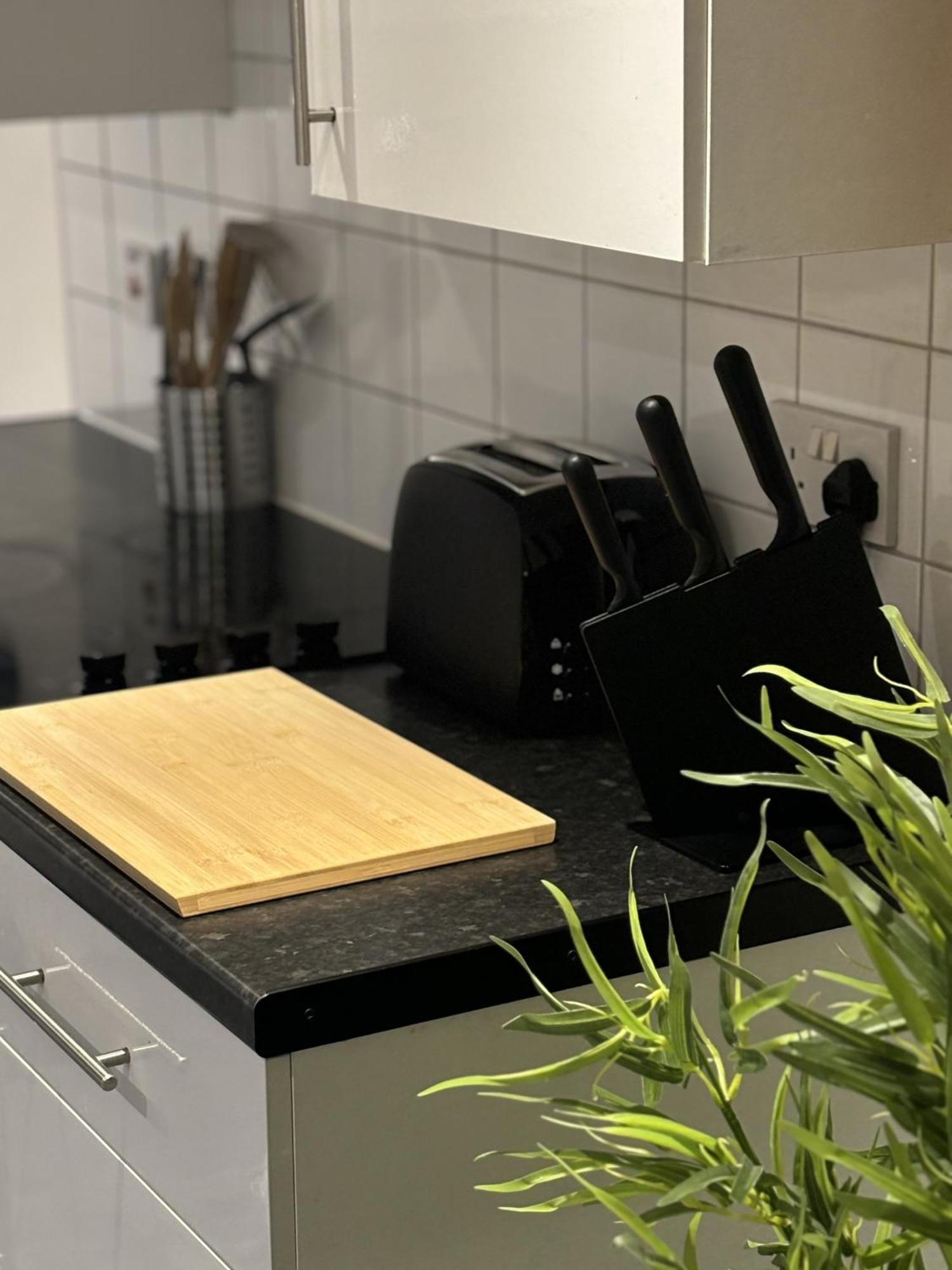 Urban Living - 2 Beds Apartment, Driveway Parking, Centrally Located!! * Southampton