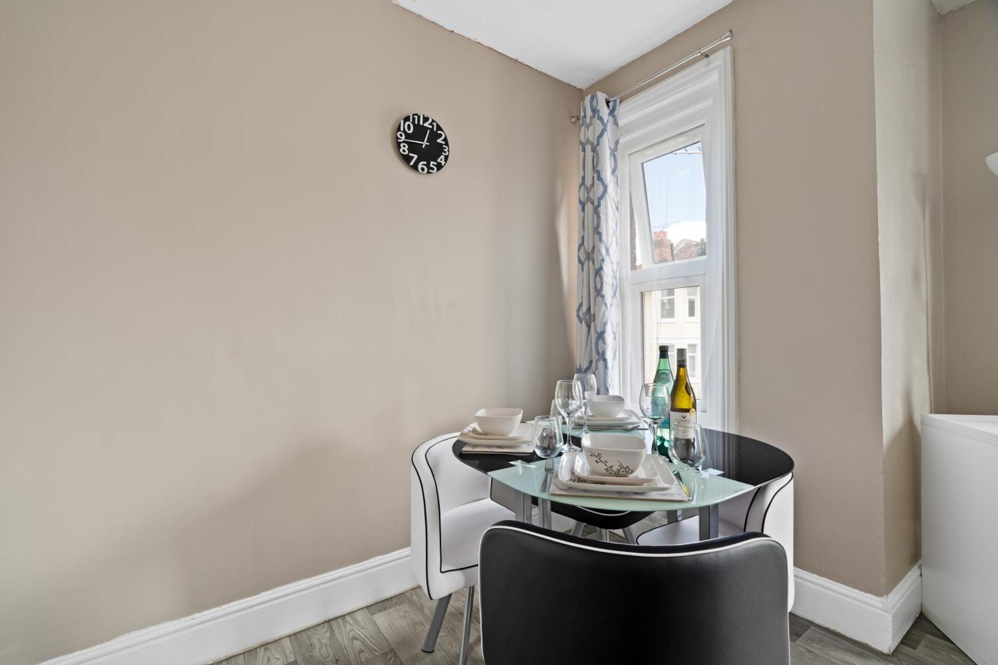 1 Bed, Close To Train Station & Common Park, Sleeps 3 Apartamento
