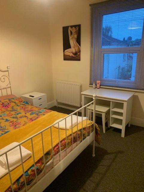 Stylish 2 Bed Riverside House, 2 Kingsize Beds, Free Parking *