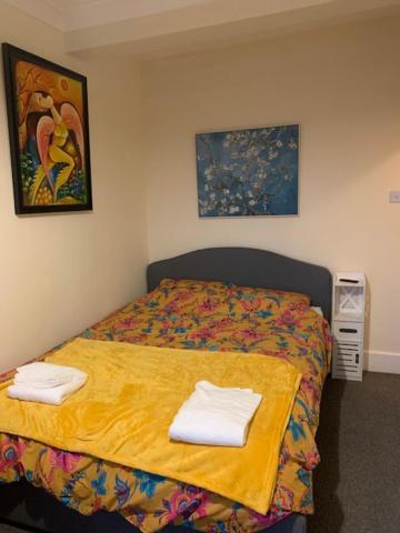 Stylish 2 Bed Riverside House, 2 Kingsize Beds, Free Parking Holiday home