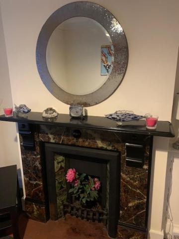 Stylish 2 Bed Riverside House, 2 Kingsize Beds, Free Parking Holiday home
